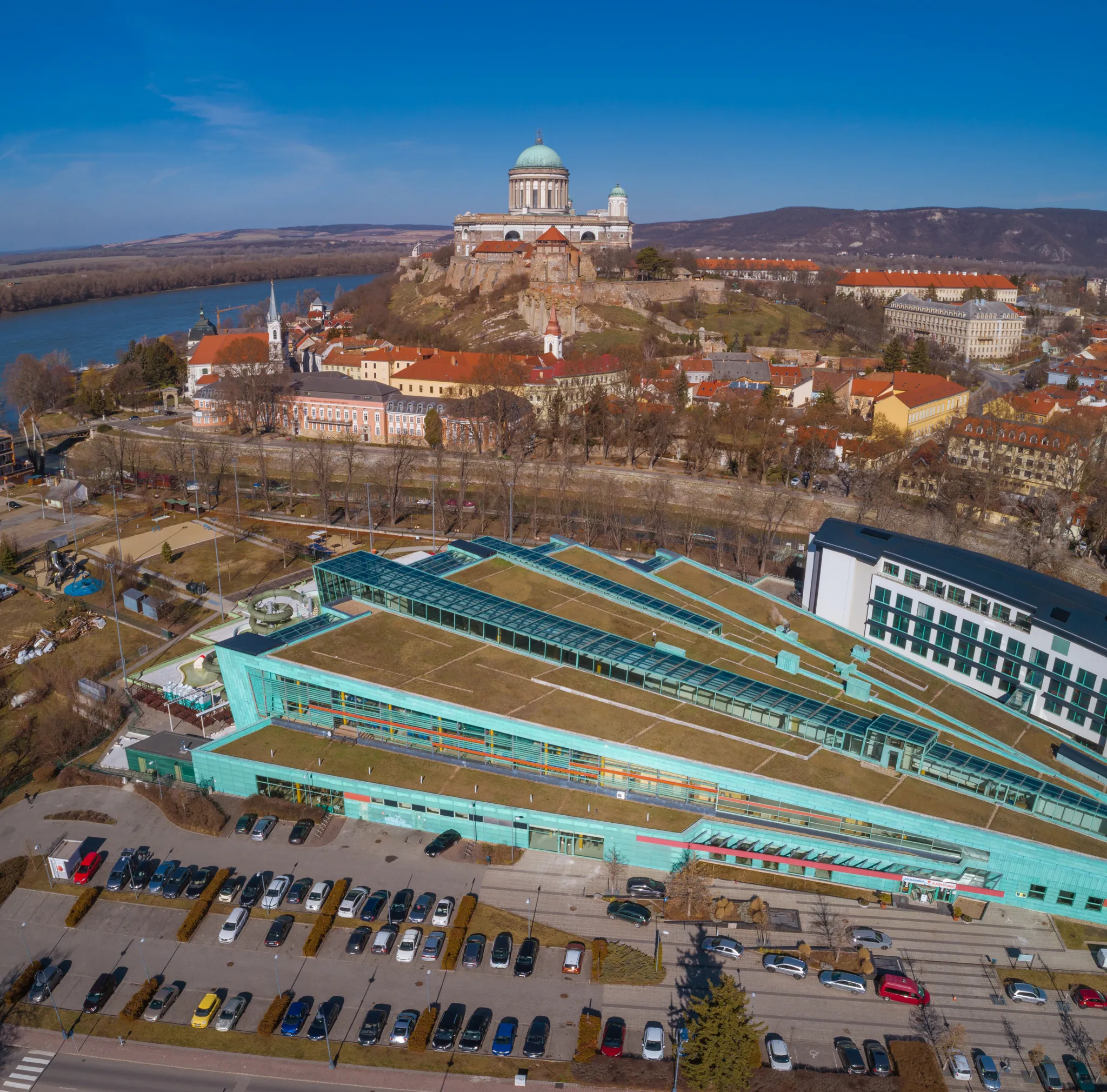 Az Aquasziget épülete légifelvételen, a háttérben az esztergomi Bazilika és a Duna.